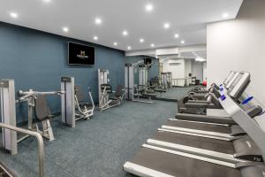 Meriton Suites Sussex Street, Sydney的健身中心和/或健身设施