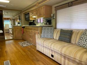 迈阿密Caravana RV的带沙发的客厅和厨房
