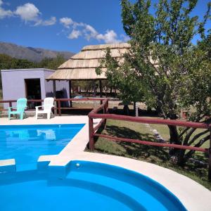梅洛Cabañas Yanasuy的一个带游泳池和凉亭的别墅