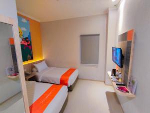AbepuraFront One Budget Abepura的酒店客房设有两张床和电视。
