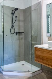 努萨维尔努萨湖泊度假酒店的浴室里设有玻璃门淋浴