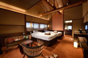 京都Muromachi Yutone Kyokoyado的酒店客房,配有床和沙发