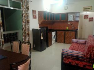 瓦尔恰Asian Paradise comfort的厨房配有冰箱和桌椅