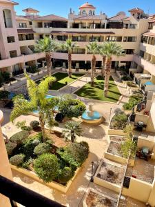 帕福斯109 Queens Gardens, Paphos的享有棕榈树庭院和大楼的空中景致