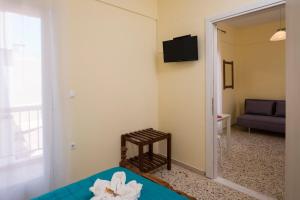 干尼亚潘尼鲁比住宿酒店的配有床、椅子和镜子的房间
