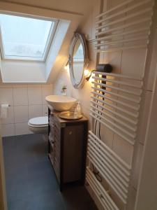 科布伦茨Lounge 4 Singleapartment的一间带水槽和卫生间的浴室以及窗户。