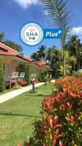 瑶亚岛Koh Yao Modern Inn -SHA Plus的带有读Staarten+的标志的度假村