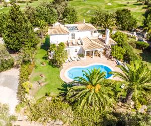 拉戈阿Peaceful 4BR villa on Gramacho golf resort w/ private pool的享有带游泳池的房屋的空中景致