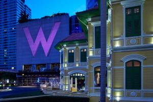 曼谷曼谷 W 酒店 的带有W标志的建筑背景