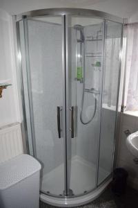 Old MaltonGreat base for a Yorkshire adventure的浴室里设有玻璃门淋浴