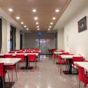 马公丰国大饭店的教室里配有桌子和红色椅子