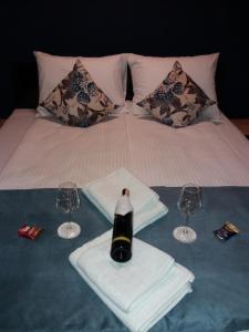 比哈奇Motel Bihać的一张带一瓶葡萄酒和两杯酒的床