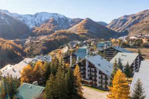 圣埃蒂安德蒂内埃Studio balcon vue Alpes pistes de ski à 5 min的相册照片