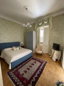 基耶蒂Dimora Castelli的一间卧室配有一张大床和地毯。