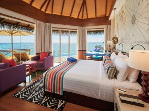 Mercure Maldives Kooddoo Adults-Only Resort客房内的一张或多张床位