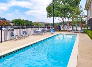 欧文达拉斯拉斯科利纳斯拉昆塔套房酒店的一个带蓝色椅子和围栏的游泳池