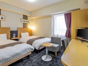 铃鹿市铃鹿酒店的一间酒店客房,设有两张床和电视