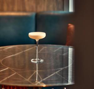 伦敦萨伏依酒店的坐在桌子上的一个葡萄酒杯