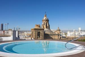塞维利亚abba Sevilla的建筑物屋顶上的游泳池