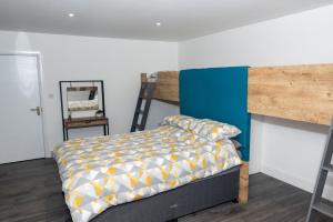 BulkingtonWeston Lawns Lodges的一间卧室配有一张双层床和梯子