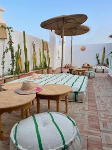 拉巴特Riad Dar Rabiaa的一个带桌椅和仙人掌的庭院