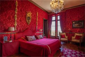 克莱门特法式城堡佩普酒店客房内的一张或多张床位
