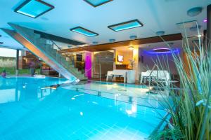 库雷萨雷乔安设计水疗酒店的一座设有楼梯的游泳池