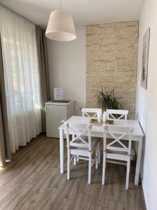 布朗Guest House Piatra Craiului的一间配备有白色桌椅的用餐室