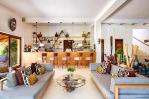 帕杰桑希巴白沙豪华别墅Spa度假村 - 罗莱夏朵精品酒店的客厅配有两张沙发和一张桌子