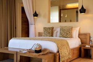 帕杰桑希巴白沙豪华别墅Spa度假村 - 罗莱夏朵精品酒店的一间卧室配有一张大床和镜子