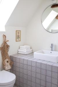 凡岛Fanø Krogaard的一间带水槽、卫生间和镜子的浴室