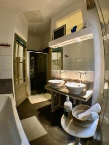 盖亚克Bauhaus Saint-Pierre的一间带两个盥洗盆和大镜子的浴室