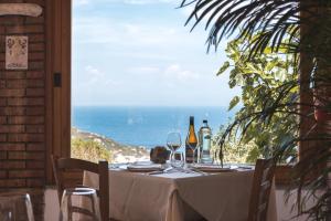 吉廖港蒙蒂塞洛城堡酒店的一张桌子和酒杯,享有海景