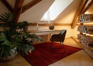 伯尔尼Moderne Altbauwohnung mit Pool und Sauna的一间房间,配有椅子和红色地毯