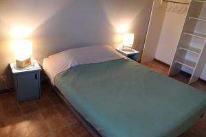 La RomieuGîte de Beausoleil的一间卧室配有一张带2个床头柜的大床