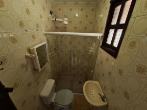 阿拉亚尔-杜卡布Santorini Flats的一间带卫生间和水槽的小浴室