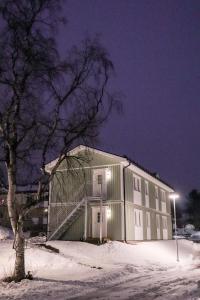基律纳Frost Longstay Egnahemsvägen的一座晚上下雪的建筑