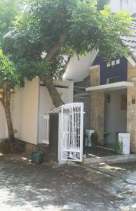 日惹赛普塔度假屋的一座有树的房子前面的白色门