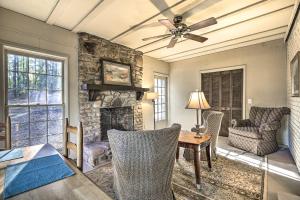 阿克沃思Acworth Retreat with Fireplace, Deck, 3 Acres!的客厅设有石制壁炉和吊扇。