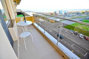 马马亚萨默兰快乐蓝色公寓 的阳台配有桌椅和街道。