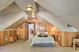 阿什福德Owls Nest Studio with Hot Tub Hike Nearby!的一间卧室设有一张大床和木墙