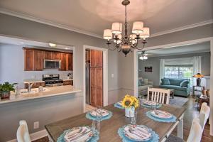 塔尔萨Charming Tulsa Bungalow with Furnished Deck!的用餐室以及带桌椅的厨房。