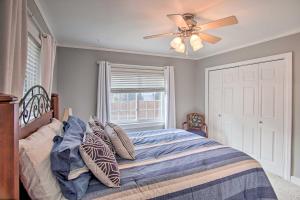 Charming Tulsa Bungalow with Furnished Deck!客房内的一张或多张床位