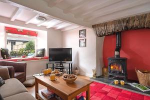 纽比桥Woodside Cottage with free Spa access的客厅设有壁炉和沙发。