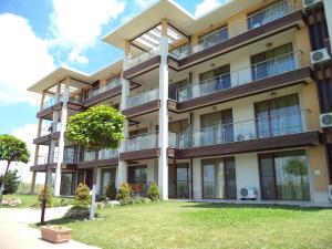 卡瓦尔纳七月清晨海边度假酒店的公寓大楼设有阳台和草坪