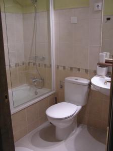 圣马丁-德尔平波拉斯夸特洛加尔斯乡村旅馆的浴室配有卫生间、淋浴和盥洗盆。