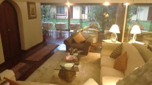 利马Villas Del Sol Bed & Breakfast的客厅配有白色的沙发和桌子
