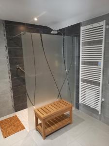 FaysGite de la Creuse (Vosges)的浴室设有木制长凳和淋浴