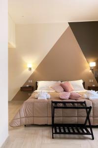 雷焦卡拉布里亚B&B De Nava Suite的卧室配有一张带粉红色枕头的大床