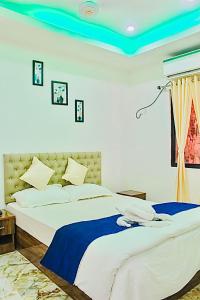 布莱尔港Zcube Andaman的一间卧室设有一张蓝色天花板的大床
